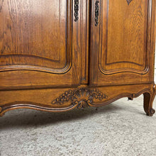 Load image into Gallery viewer, French Provincial Louis XV Style Oak Buffet