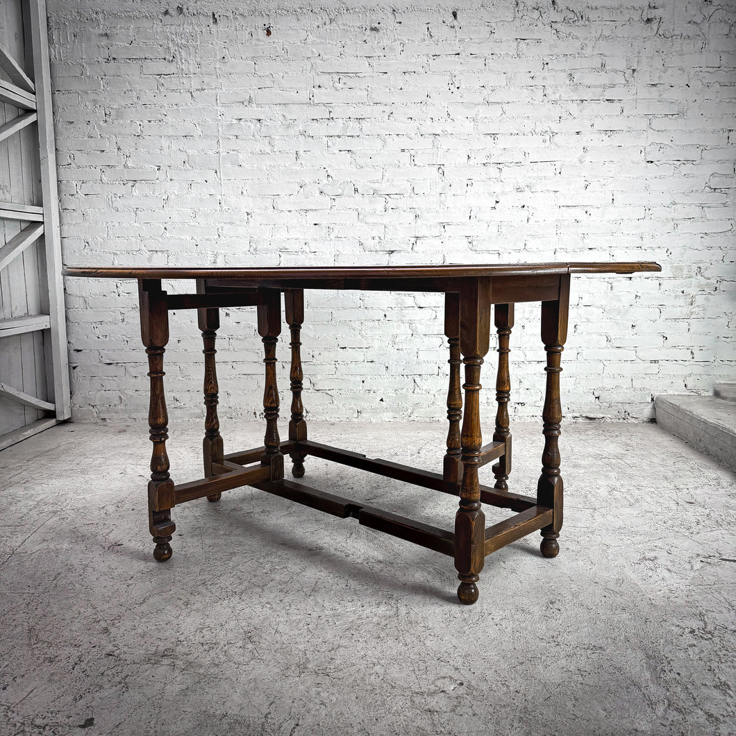 Round Early American Drop Leaf Dining Table