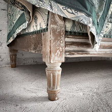Load image into Gallery viewer, Early 20th Century French Schumancher Fabric Daybed

