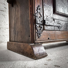 Load image into Gallery viewer, Early18th Century English Oak Hutch Cabinet
