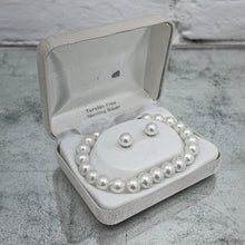 Load image into Gallery viewer, Set of 2 Vintage Classic Faux Pearl Bracelet
