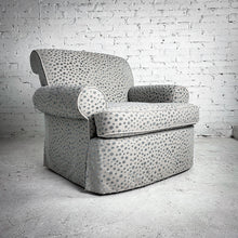 Load image into Gallery viewer, Traditional Cut Velvet Lounge Chair
